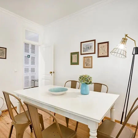 Apartment Spacious Bairro Alto With Courtyard, By Timecooler *