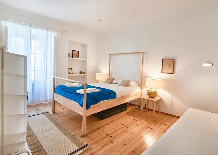 Spacious Bairro Alto With Courtyard, By Timecooler דירה