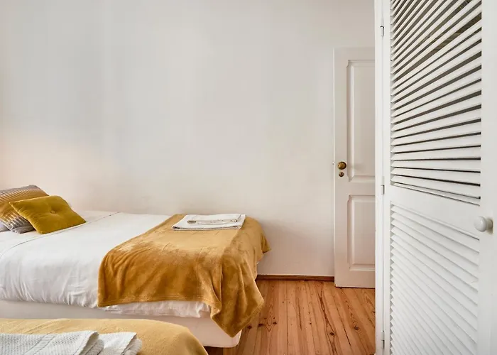Spacious Bairro Alto With Courtyard, By Timecooler דירה