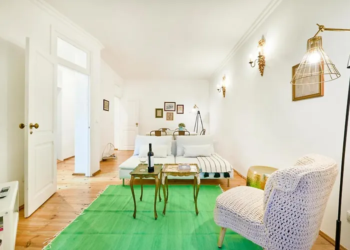 Spacious Bairro Alto With Courtyard, By Timecooler ליסבון