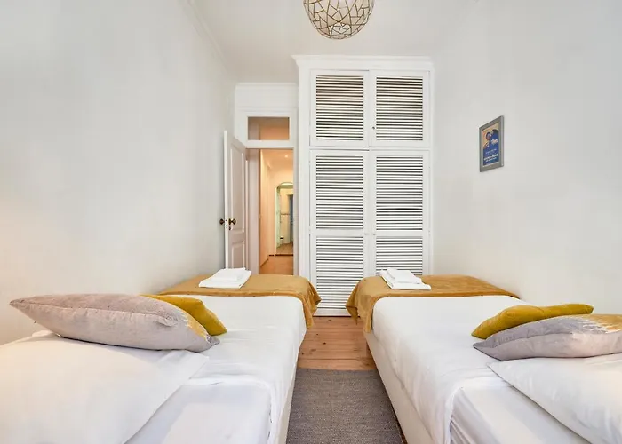 Spacious Bairro Alto With Courtyard, By Timecooler ליסבון